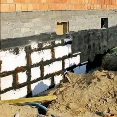 Jaką zaprawą murować bloczki betonowe - 5 kluczowych zasad