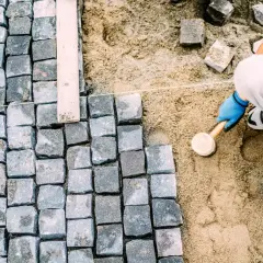 Czym zasypać kostkę brukową, aby uniknąć problemów z nawierzchnią?