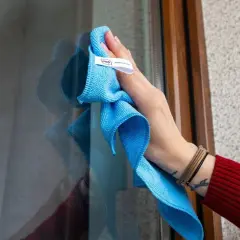 Skuteczne sposoby na usunięcie kamienia z okien bez wysiłku