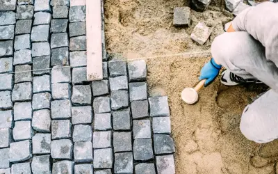 Czym zasypać kostkę brukową, aby uniknąć problemów z nawierzchnią?