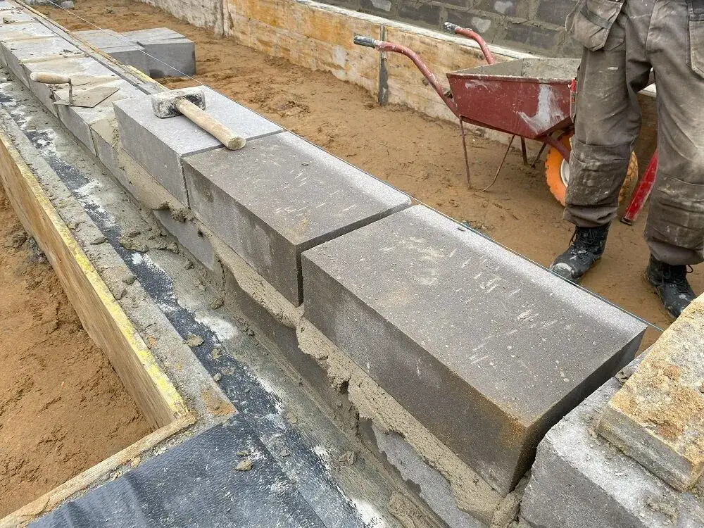 Zdjęcie Jaką zaprawę wybrać do murowania bloczków betonowych - poradnik