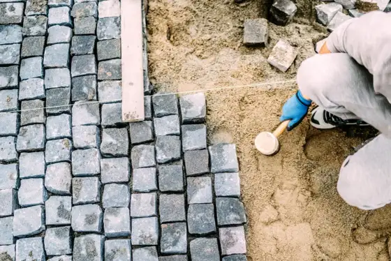 Czym zasypać kostkę brukową, aby uniknąć problemów z nawierzchnią?